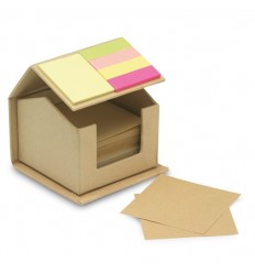 Casa de Cartón Reciclado con Notas Adhesivas Publicidad