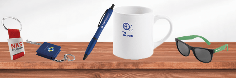 Ejemplos de marcaje con tampografia sobre llaveros, bolígrafos, tazas y gafas con logos variados