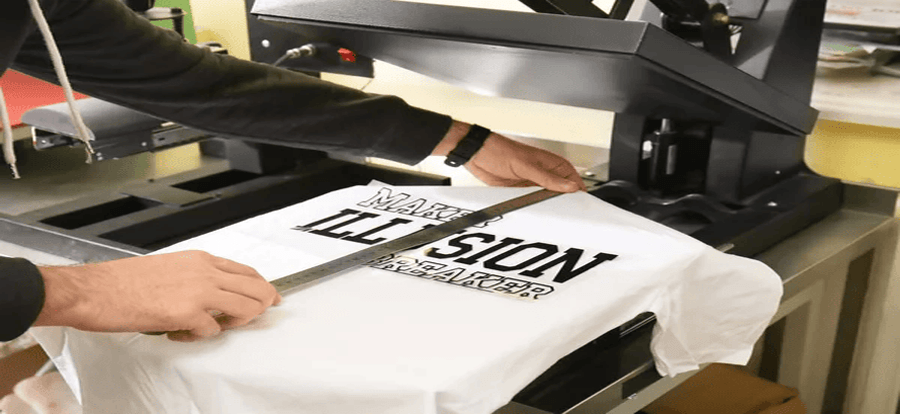 Máquina de Transfer serigráfico en proceso de marcaje