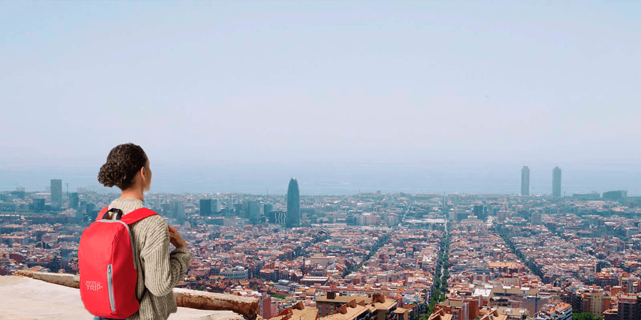 Mujer observando Barcelona con una mochila personalizada a su espalda