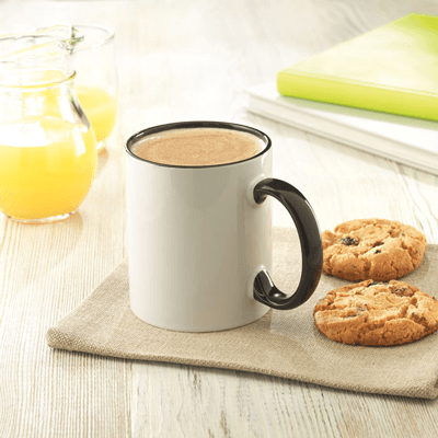 Taza de cerámica con galletas