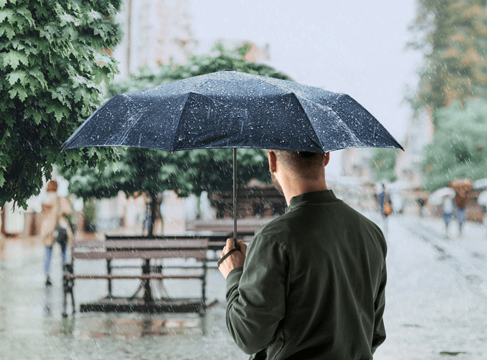 Persona con un paraguas bajo la lluvia