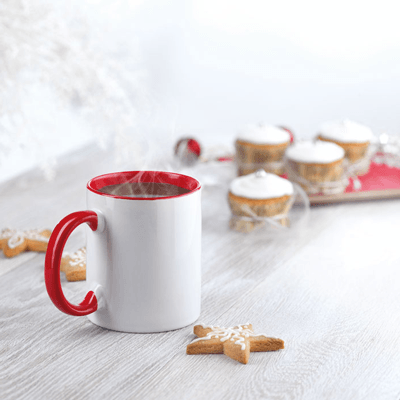 Taza de cerámica con chocolate caliente