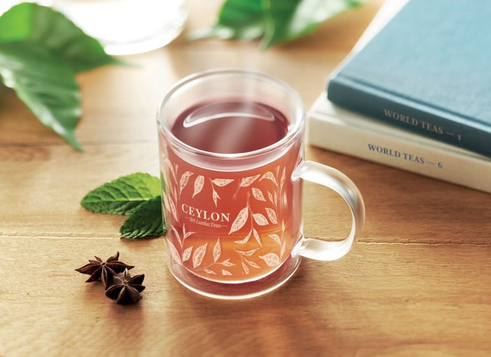 Taza de cristal personalizada con un diseño que rodea toda la taza