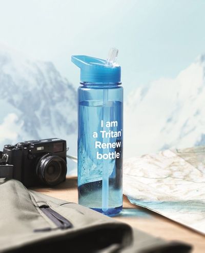 Botella de tritan con logo en color blanco en un paisaje de montaña