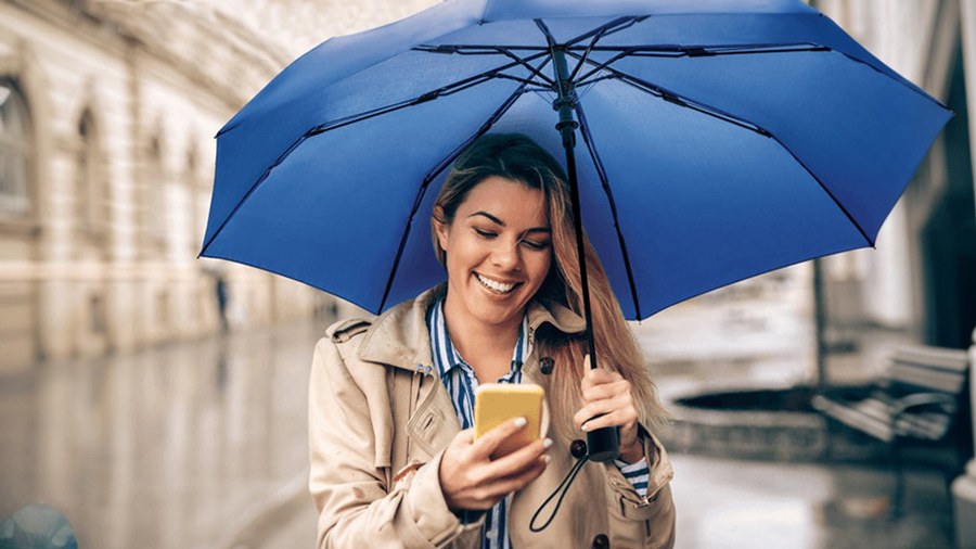 Mujer con un paraguas para protegerse de la lluvia