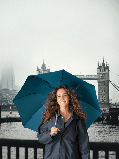 Mujer con un paraguas un día de lluvia