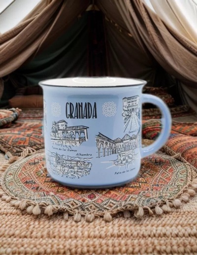 Taza de cerámica con recuerdos de Granada