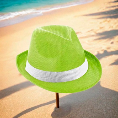 Sombreros para fiestas de color verde sobre un palo en la arena