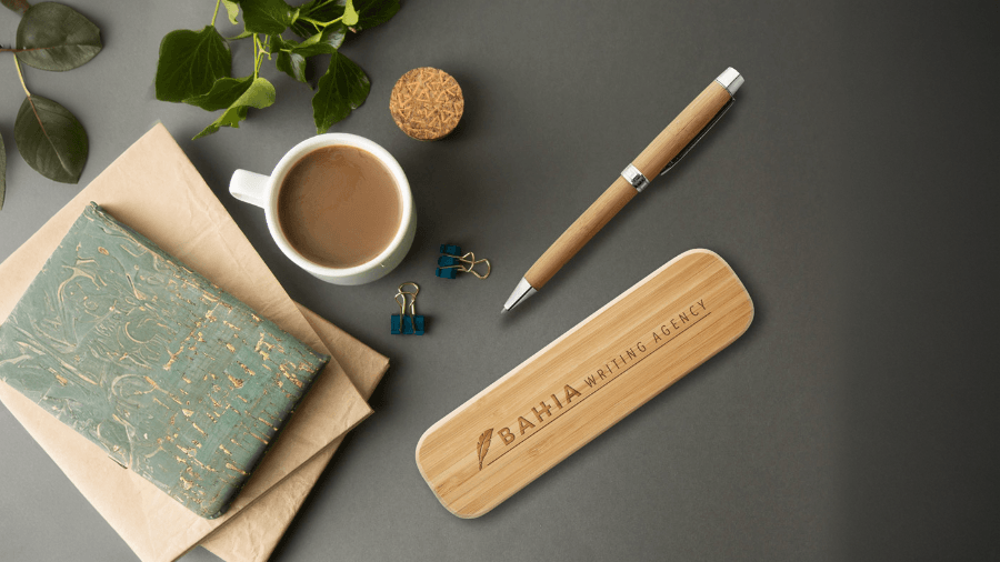 Un bolígrafo de madera con el estuche a juego con un logo