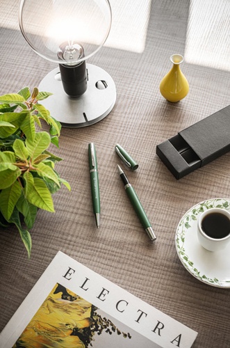 Un par de bolígrafos verdes con un logo encima de una mesa