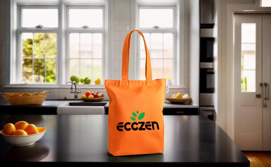 Bolsa de tela ecológica de color naranja con logo en una cocina
