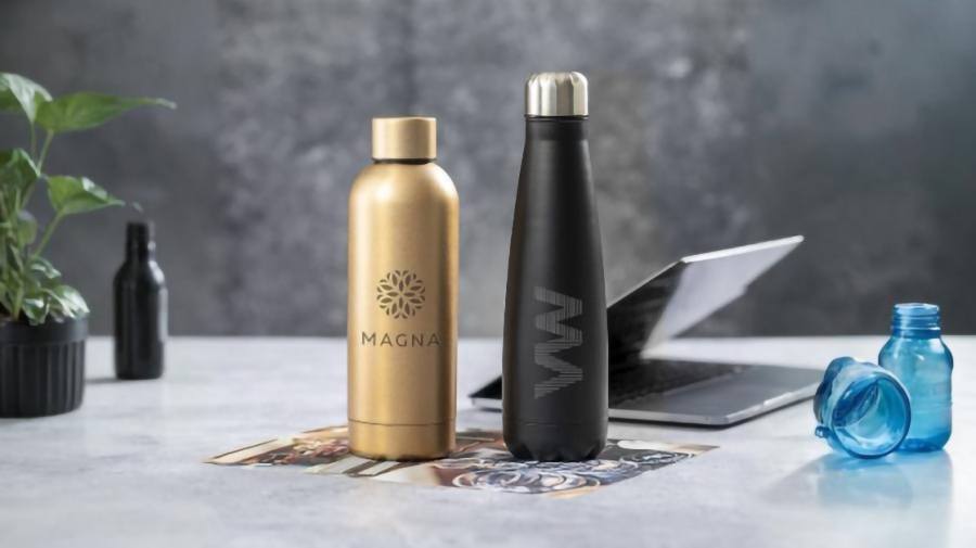 Un par de modelos de botellas personalizadas con un logo