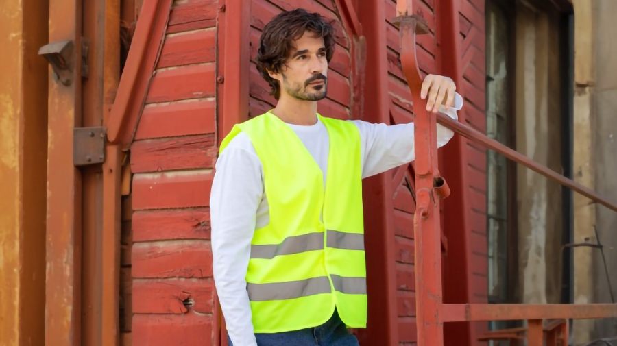 Un trabajador con un chaleco reflectante observando